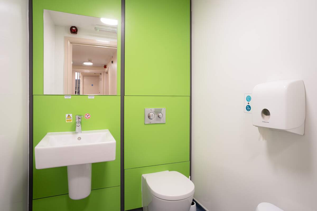 Derwent Quad shared bathroom facilities. Example room layout. Actual layout and furnishings may vary.